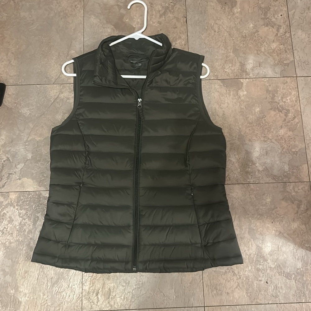 Olive green vest puffer sz medium M